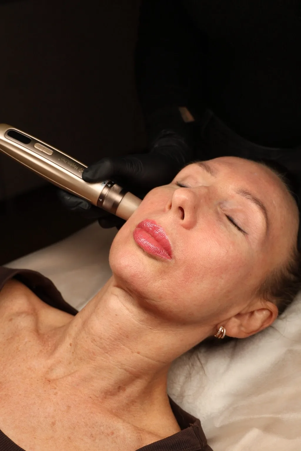 Zbliżenie na pracę urządzeniem przy skórze twarzy